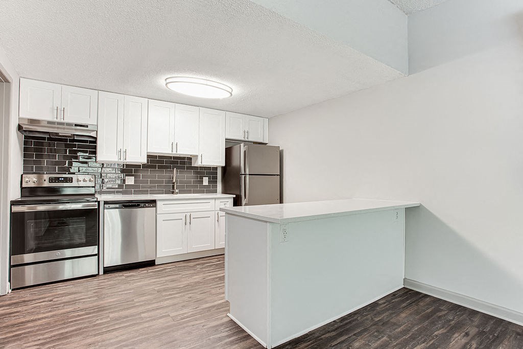Kitchen Breakfast Bar at Elevate Woodstock Apartmnets, Georgia