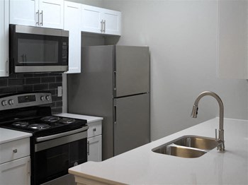 Modern kitchen appliances and cabinets Modern kitchen appliances and cabinets at Preston Pointe at Windemere - Photo Gallery 5