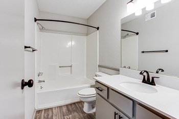 Luxurious Bathroom at Hidden Lake, Union City, Georgia - Photo Gallery 7