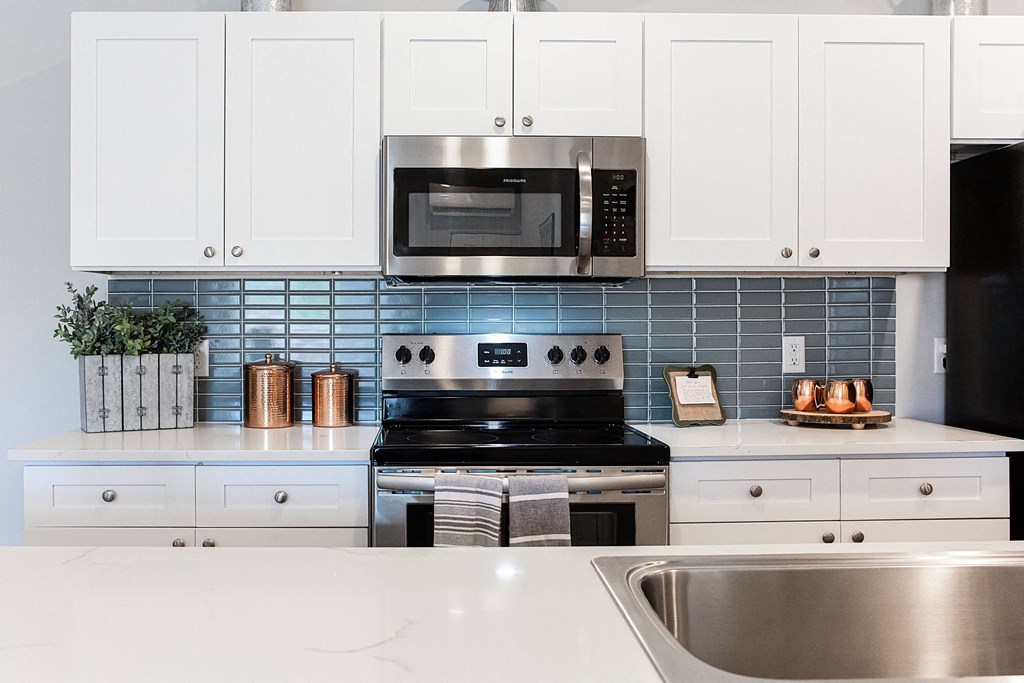 Electric Range In Kitchen at Liberty Club, Hinesville, 31313