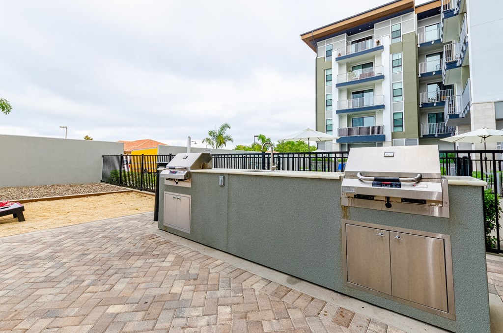 the preserve has a patio with a grill and barbecue at Lofts at South Lake, Florida, 34711