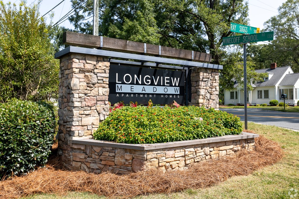 the sign for longview meadow at the entrance to the longview mall sign