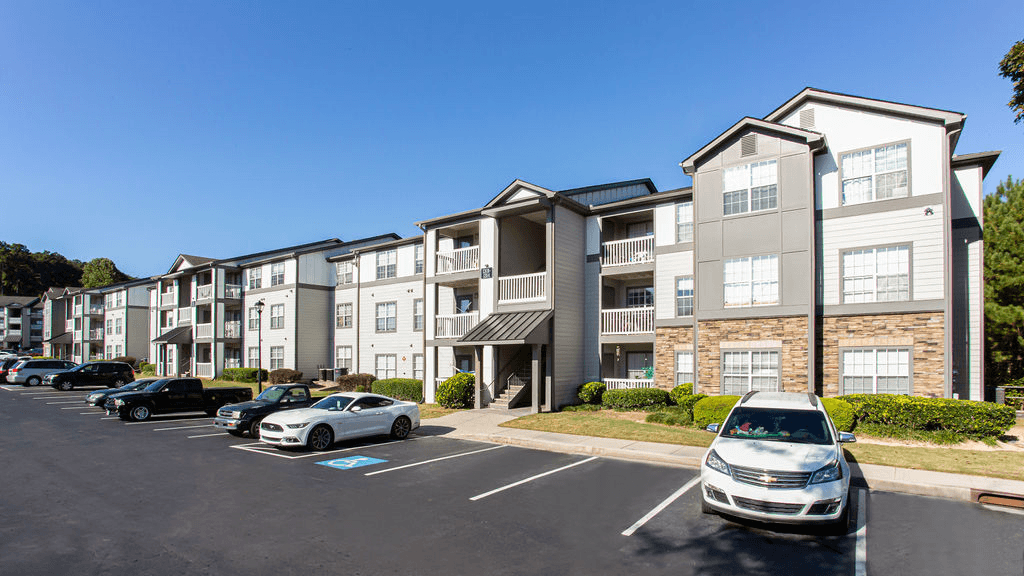 an apartment building with cars parked in front of it  at Peaks at Gainesville, Gainesville, GA