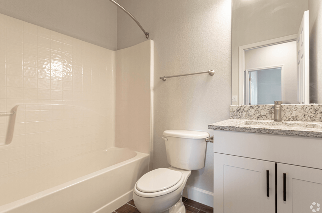 Bathroom With Bathtub at Waters Edge Apartments, Lakeland, 33803