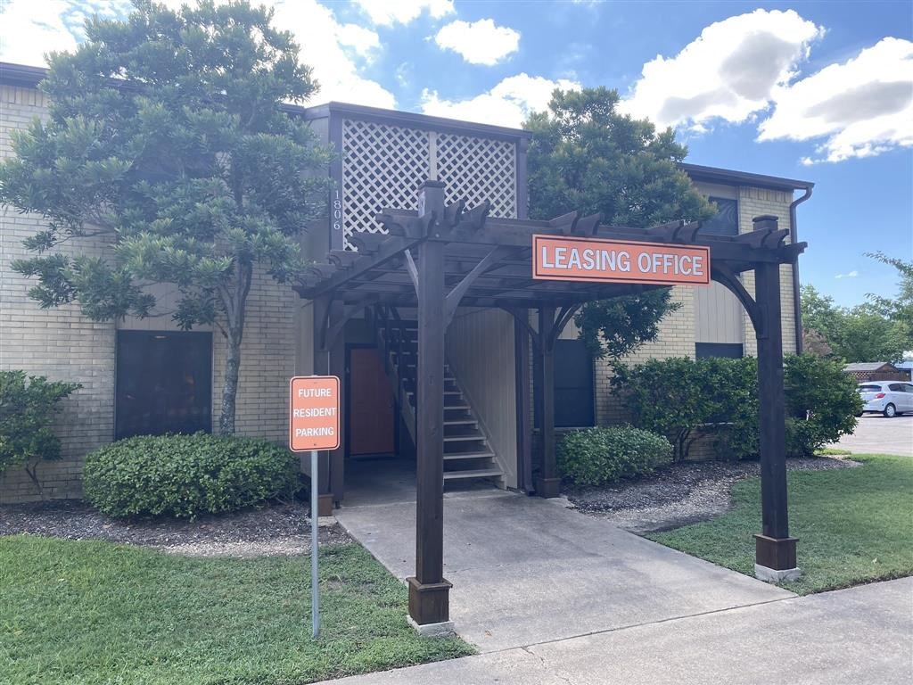 a leaseing office is shown in front of a building