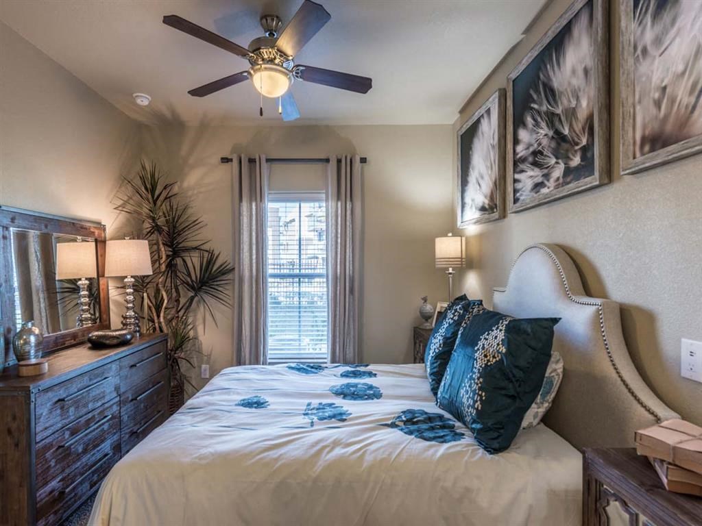Beautiful Bright Bedroom With Wide Windows at Century Palm Bluff, Portland, 78374