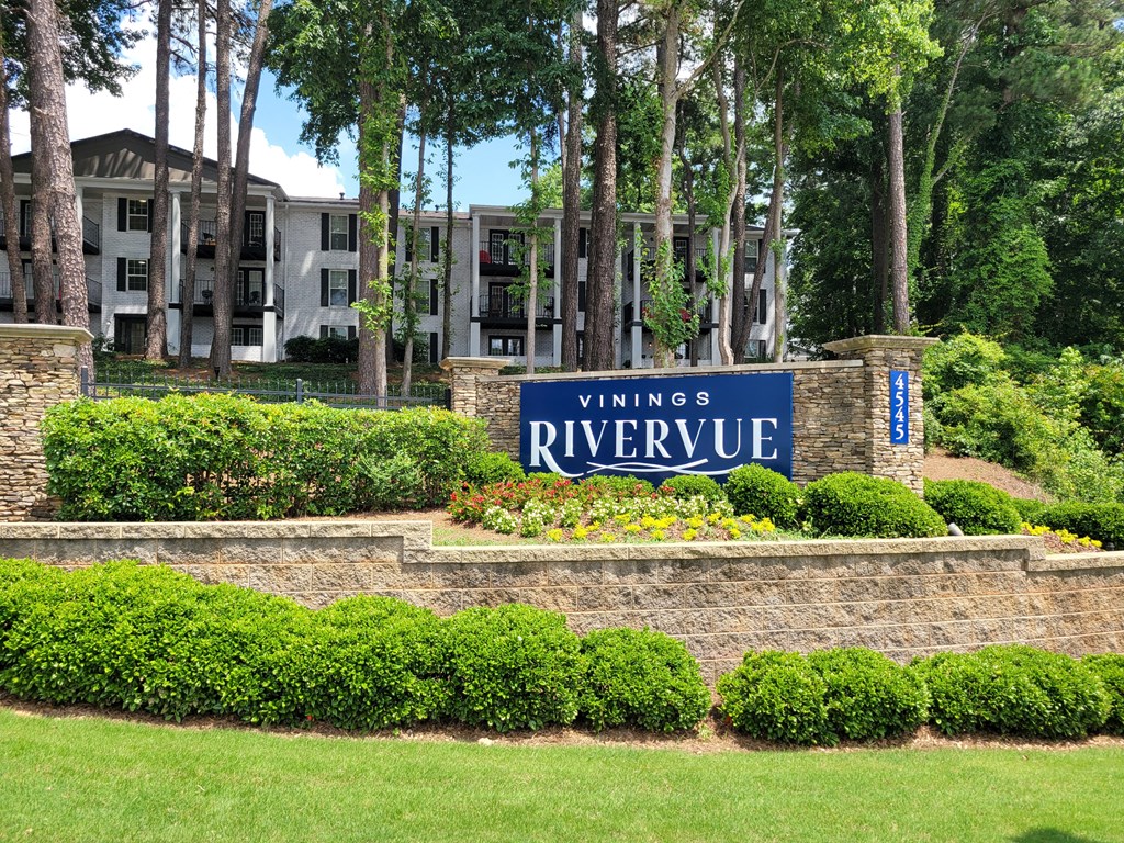 a brick retaining wall with a sign that says vinings at Vinings RiverVue Apartments, Georgia, 30339