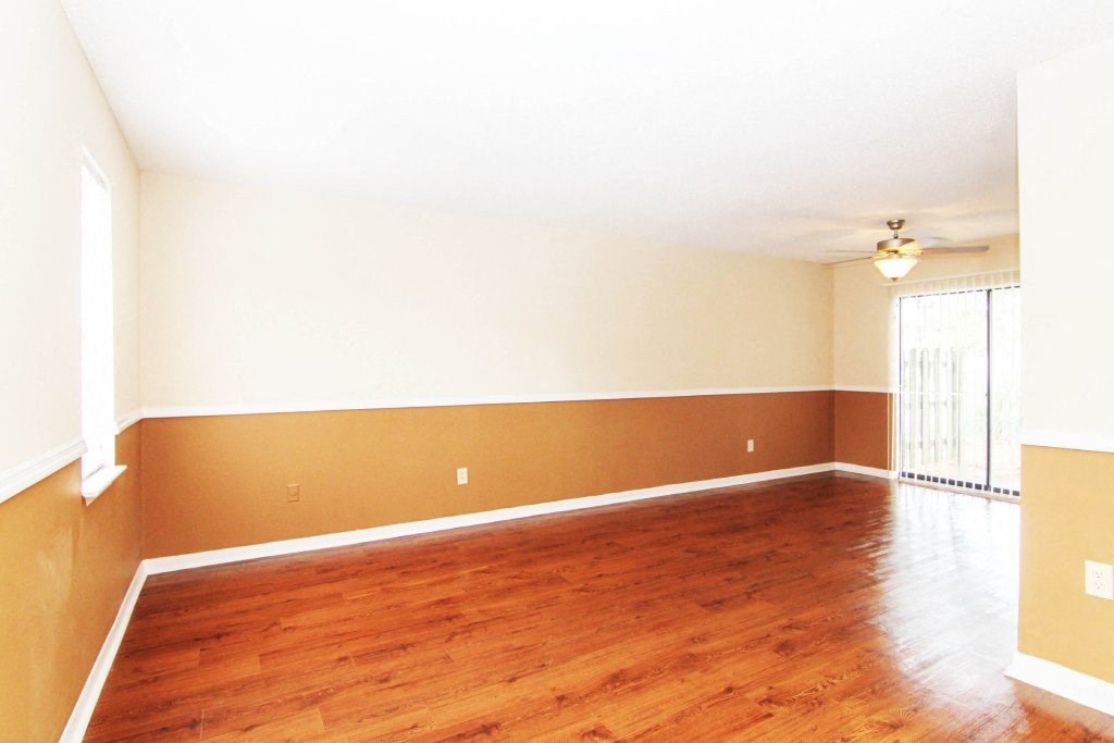 Living space with hardwood flooring at Lakewood Lodge, Hanahan, SC