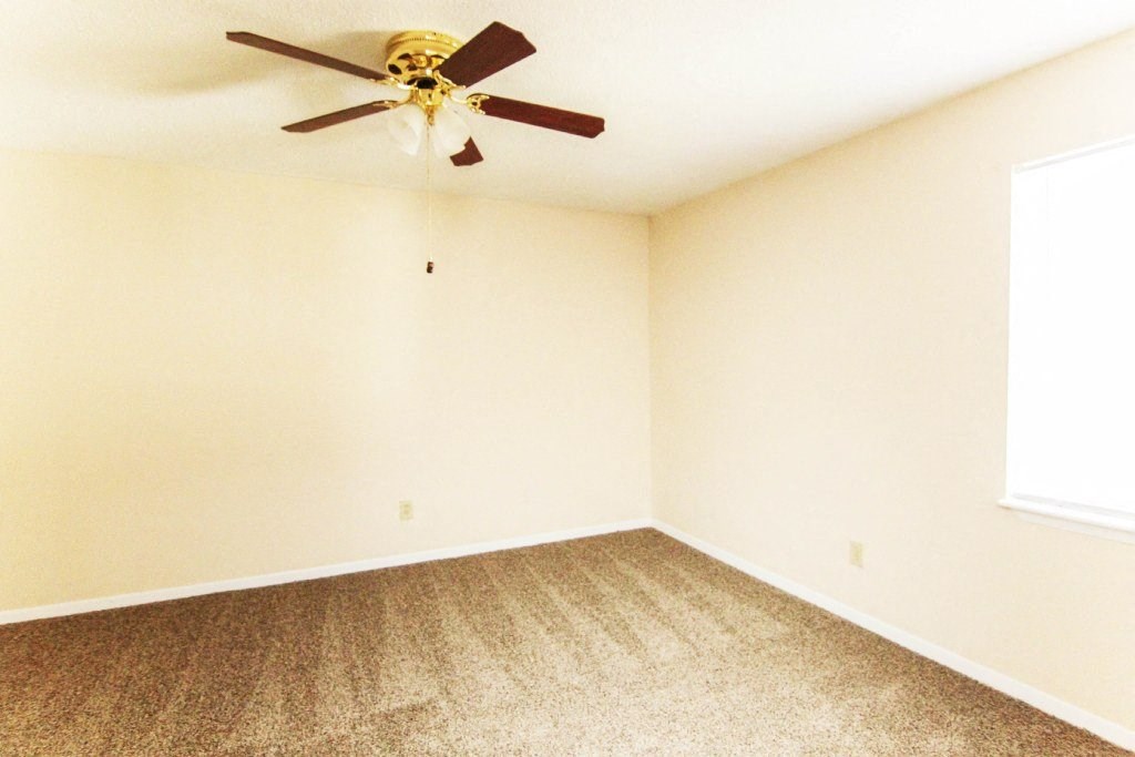 Bedroom with ceiling fan and plush carpet at Lakewood Lodge, Hanahan, SC