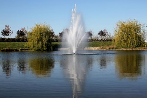 a fountain in the middle of a lake