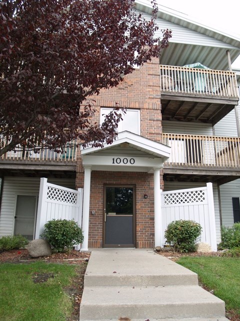 A brown building with the number 1000 on it.