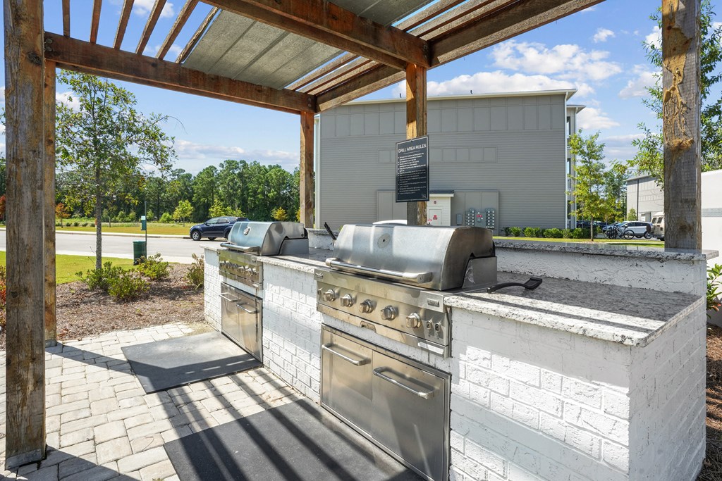 the estates at tuckahoe outdoor entertaining area with grill and bar