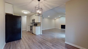 Spacious dining and living areas Spacious dining and living areas at Spalding Vue, Peachtree Corners, 30092 - Photo Gallery 4