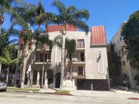 The Villas on Sycamore front with palm trees in front.