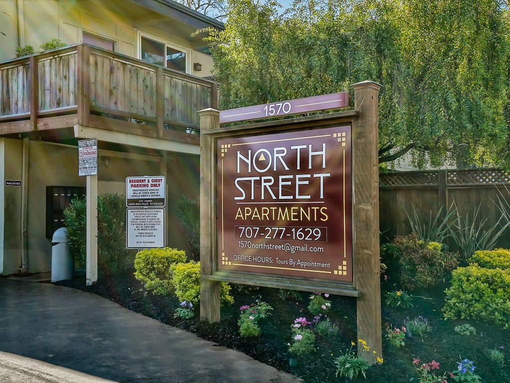a sign that says north street apartments