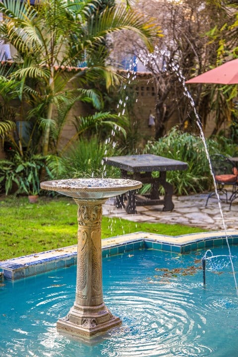 A fountain in the middle of a pool.