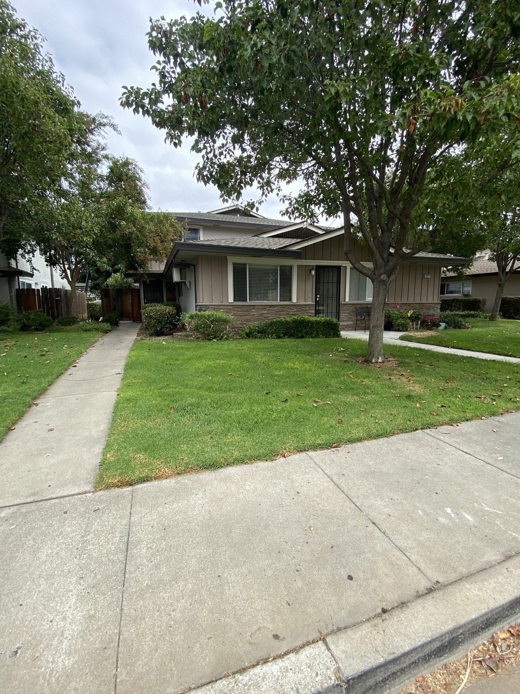 a sidewalk in front of a house