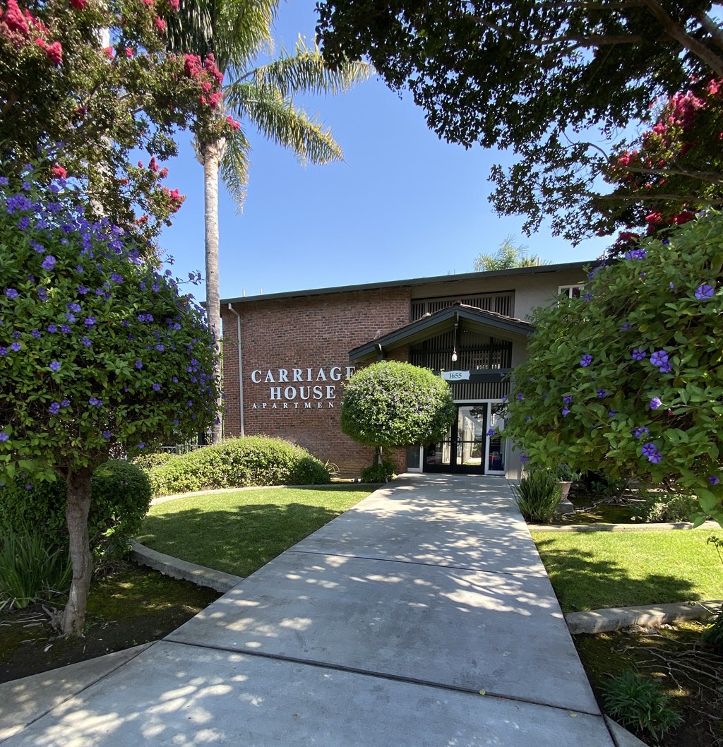 a sidewalk in front of the carolina house building