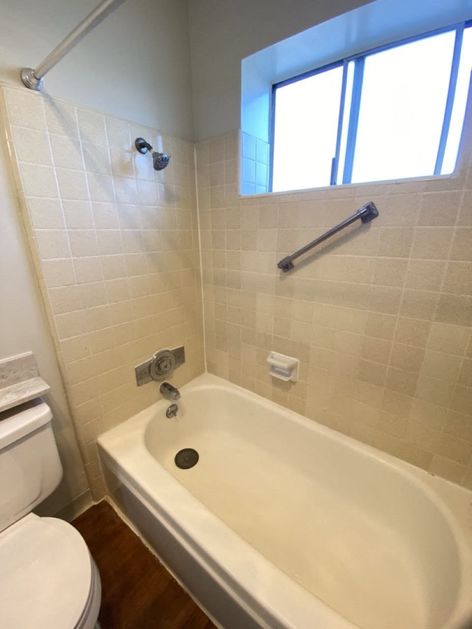 Brittany House 480 Boynton Avenue  San Jose, CA 95117 bathtub view