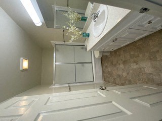 Bermuda Apts, white bathroom
