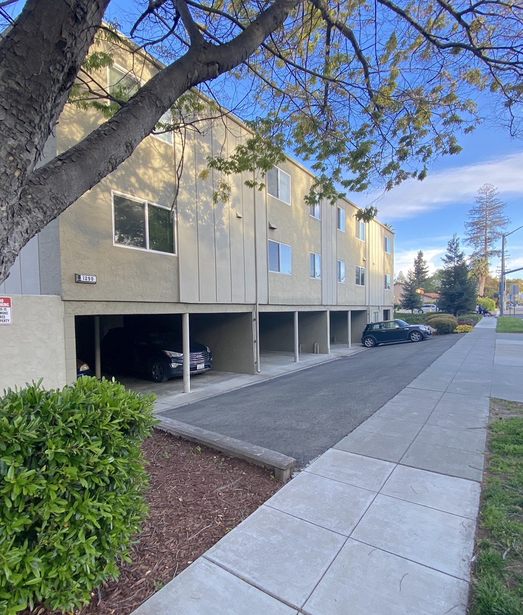 a view of the exterior of the building