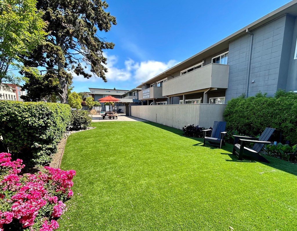 South Delaware Apts Garden view of the pool