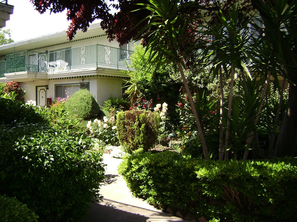  Colonial House Apartments San Jose a house with a garden in front of it