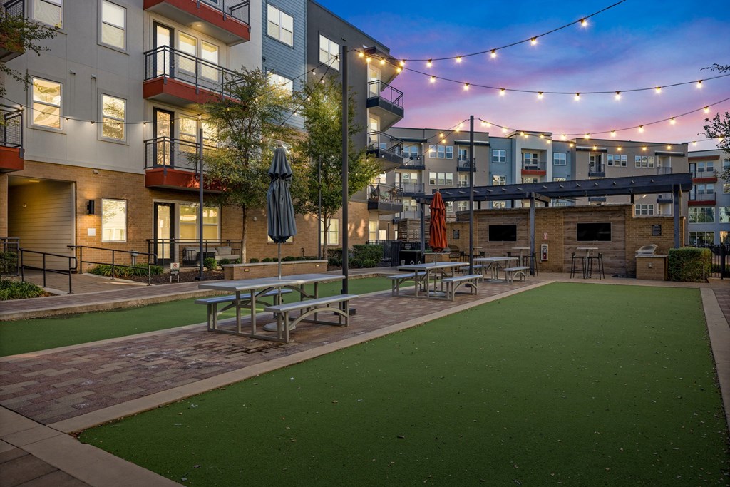 Picnic Area And Grills at Bridge at Henley, Texas, 78741