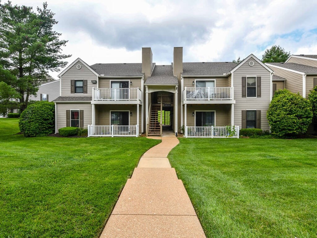 Exterior building walk path at 15Seventy, Chesterfield, MO 63017