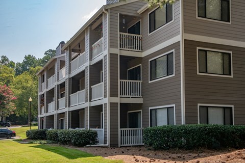 an exterior view of an apartment building on a sunny day at 1900 Rosemont, Roswell, Georgia