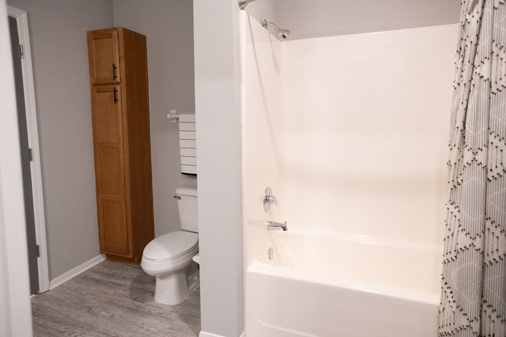 Soaker Tub at Grand Island Apartments, Tennessee, 38103