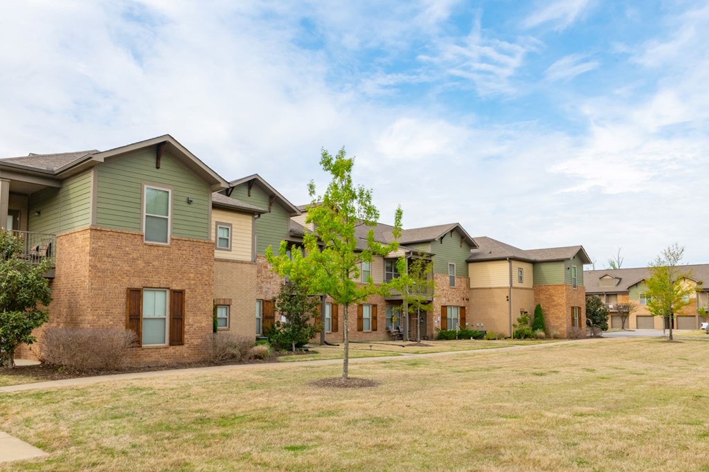 Building Exterior of Apts located at Hall Creek Apts in Arlington, TN 38002