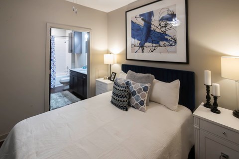 Bedroom with ensuite bathroom and modern decor at Madison Midtown Apartments, Memphis, New York
