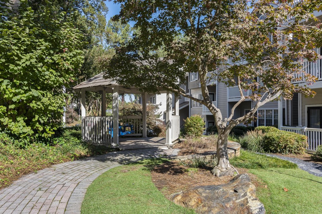 Gorgeous landscaping at Park Summit Apartments in Decatur, GA 30033