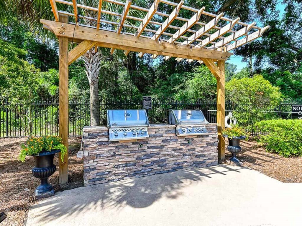 entertain guests or enjoy time spent with family and friends? Utilize the Picnic and Grilling Areasat Legends at Charleston Park Apartments, North Charleston, SC, 29420