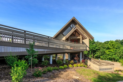 A modern house with a balcony and a deck.