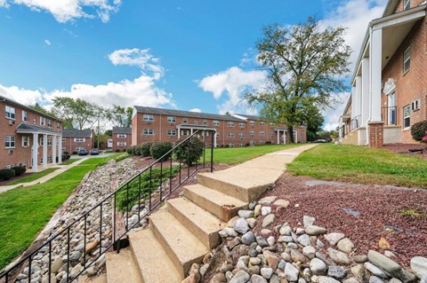 the preserve at ballantyne commons apartments exterior stairs and grass