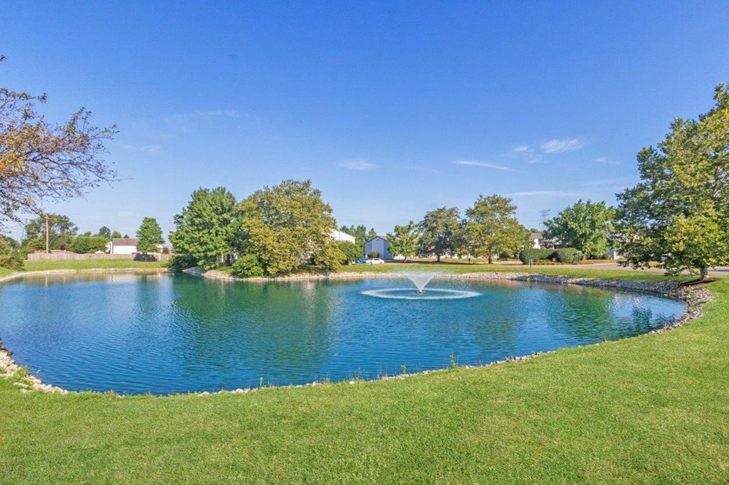 a fountain in the middle of a pond