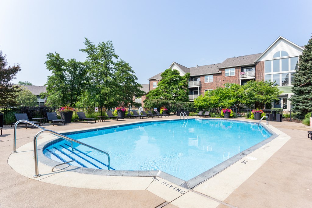 Swimming pool at The Lakes of Schaumburg Apartment Homes