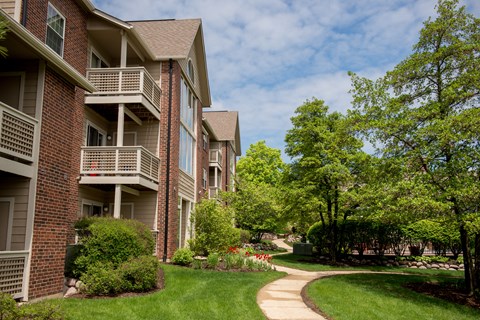 Exterior of The Lakes of Schaumburg Apartment Homes