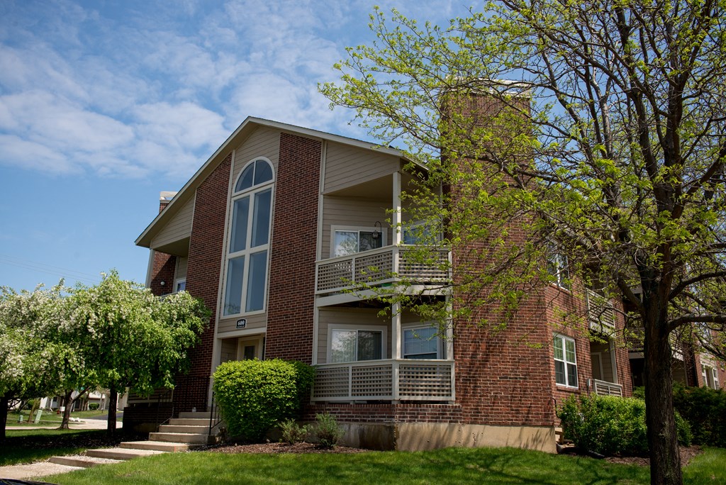 Exterior of The Lakes of Schaumburg Apartment Homes