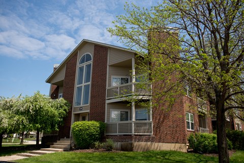 Exterior of The Lakes of Schaumburg Apartment Homes