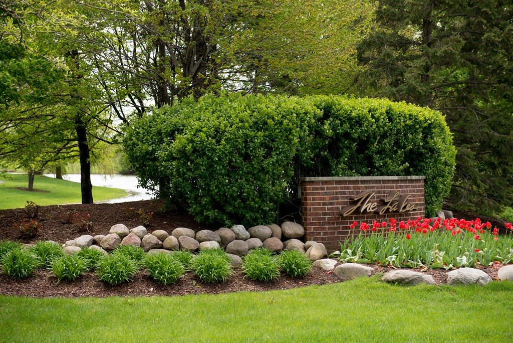 Entryway sign at The Lakes of Schaumburg Apartment Homes