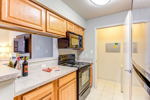 Kitchen at The Lakes of Schaumburg Apartment Homes