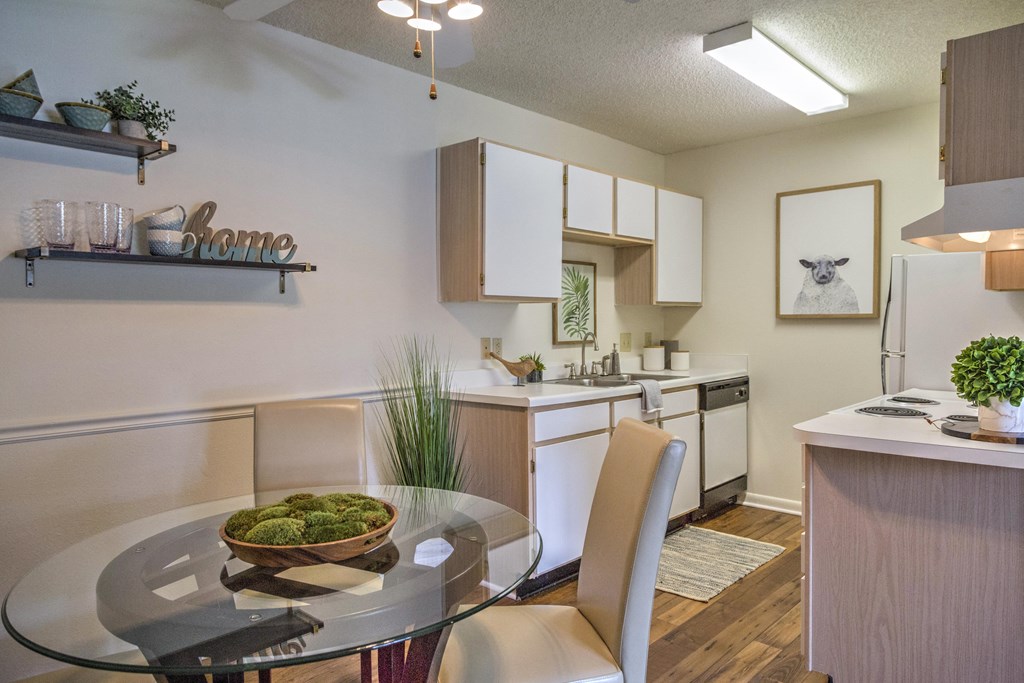 the preserve at ballantyne commons apartment dining room and kitchen