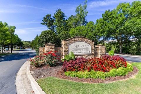 the pace sign at the entrance to the park