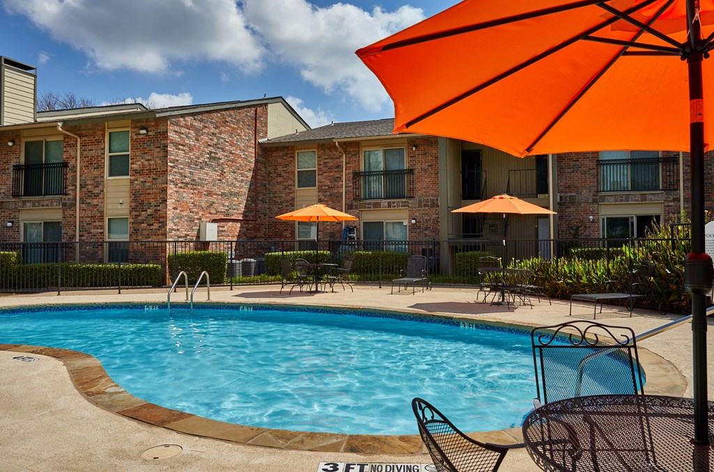 A pool surrounded by chairs and umbrellas with a sign that says "3F NO DIVING".
