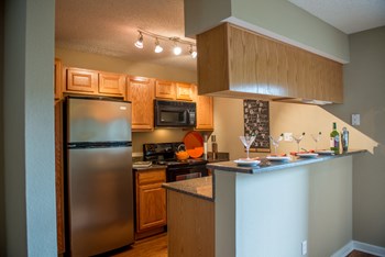 Kitchen at The Lakes of Schaumburg Apartment Homes - Photo Gallery 4