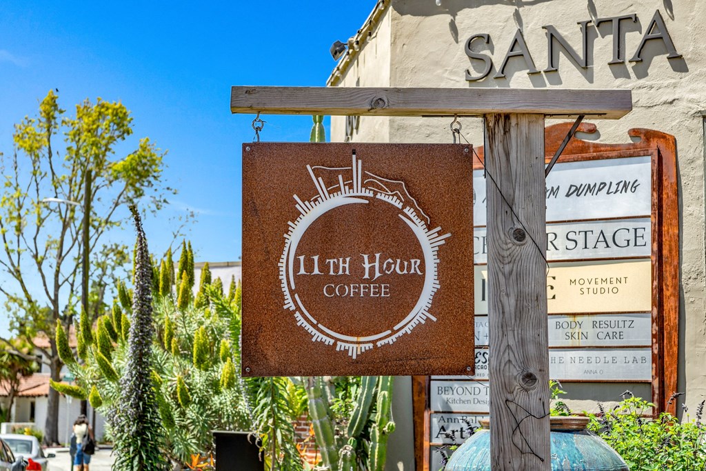 a sign that reads il chi hour coffee in front of a building