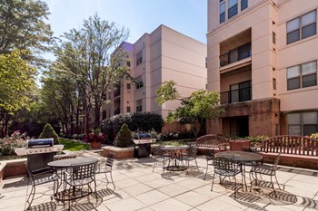 Enjoy outdoor dining in our courtyard - Photo Gallery 4
